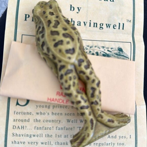 Vintage new in box C.A. Daniel’s collectible Toad razor yellow black enamel - Picture 4 of 4